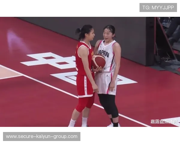 女篮姑娘在赛场上闪耀光芒，女篮姑娘在赛场上闪耀光芒